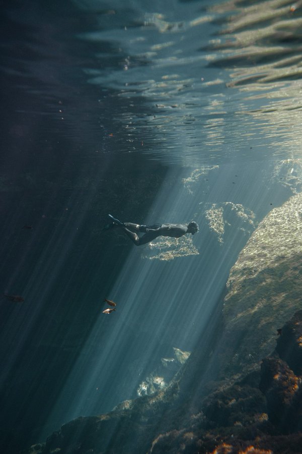 Quels chalets en Norvège offrent des séjours avec des excursions en motoneige et des bains de sauna?